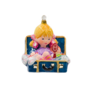 Dziewczynka w walizce z zabawkami