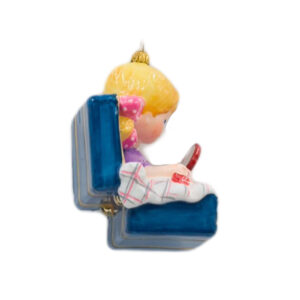 Dziewczynka w walizce z zabawkami