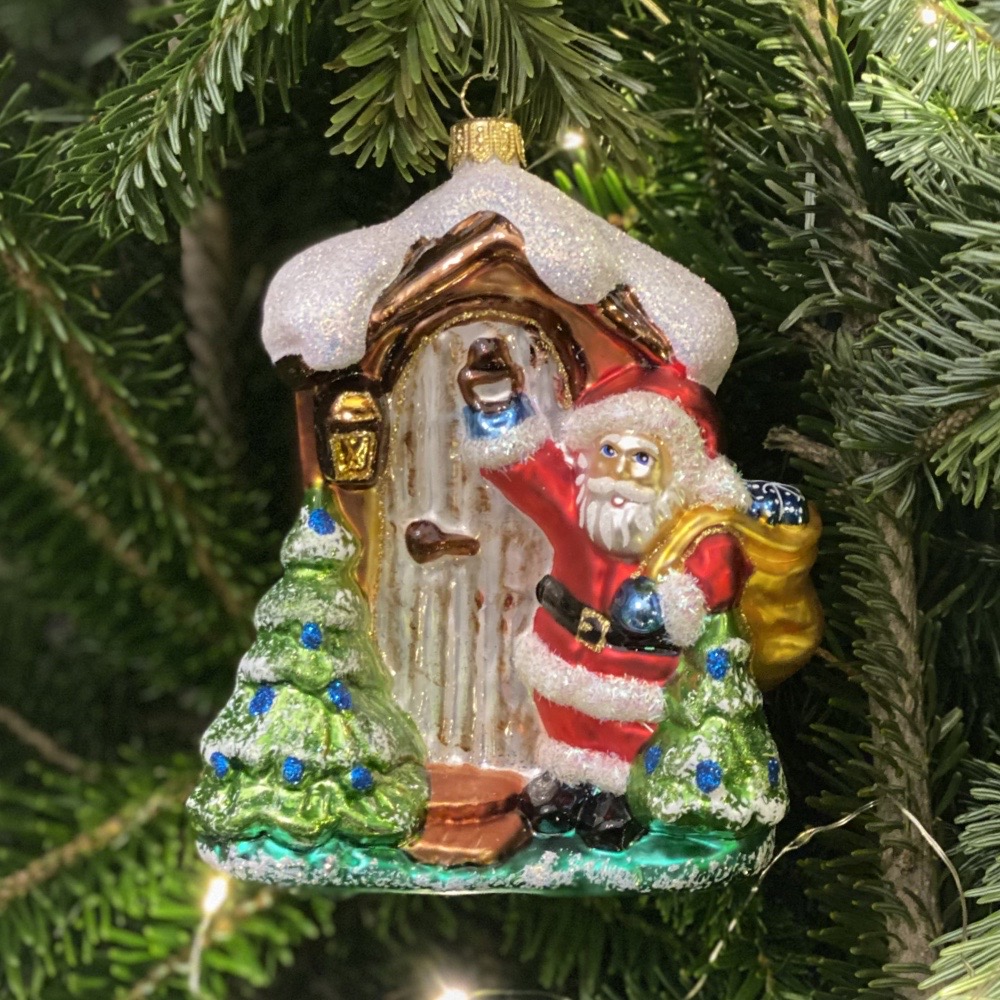 Mikołaj z prezentami pukający do drzwi