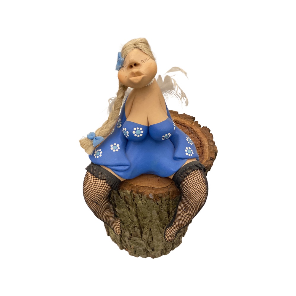Figurka kobiety- Dama siedząca w kolorze niebieskim ze skrzydełkami z piórek