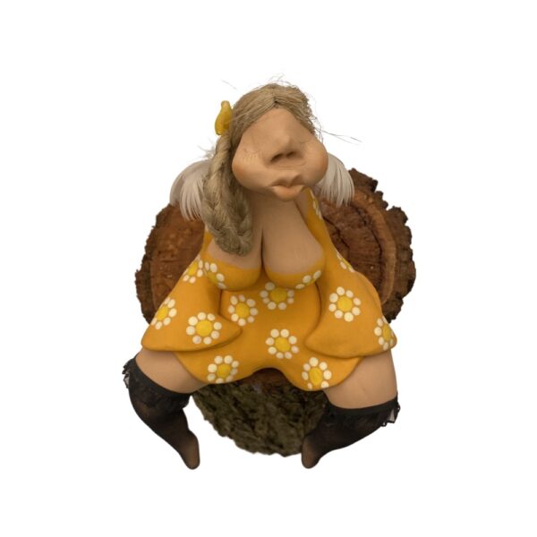 Figurka kobiety- Dama siedząca w kolorze żółtym ze skrzydełkami z piórek