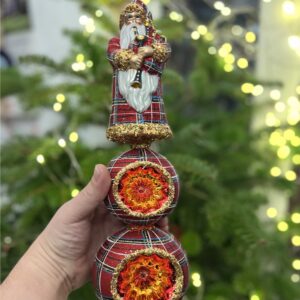 Czub na choinkę z Mikołajem i reflektorami ręcznie robiony, dekorowany brokatem