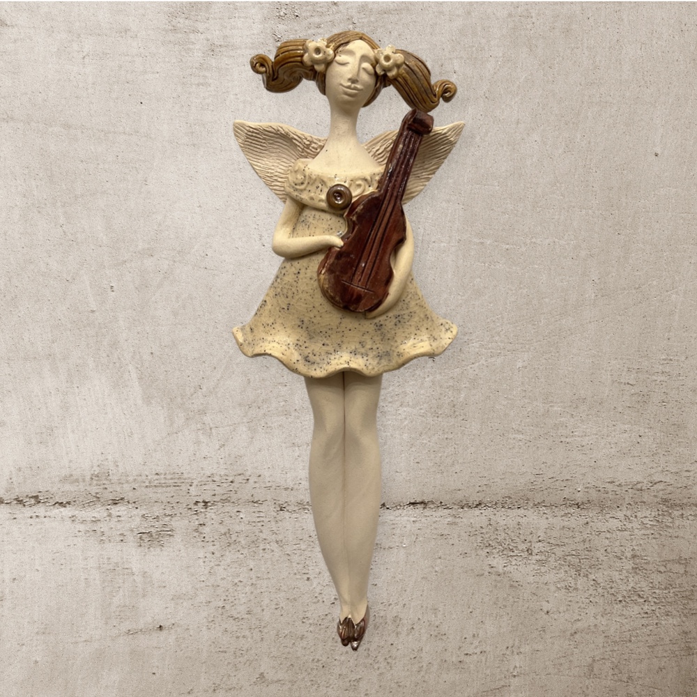 Anioł ze skrzypcami w kremowej sukience ręcznie robiona ceramika