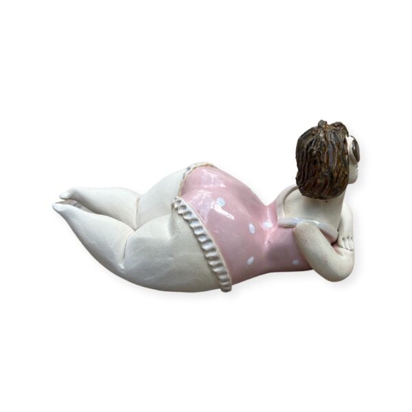 Plażowiczka w stroju różowym ręcznie robiona figurka ceramiczna