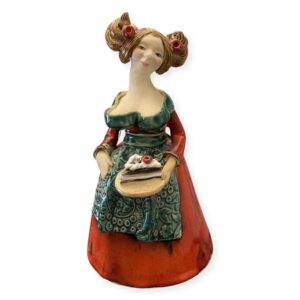 Figurka Kobieta czerwona z tortem