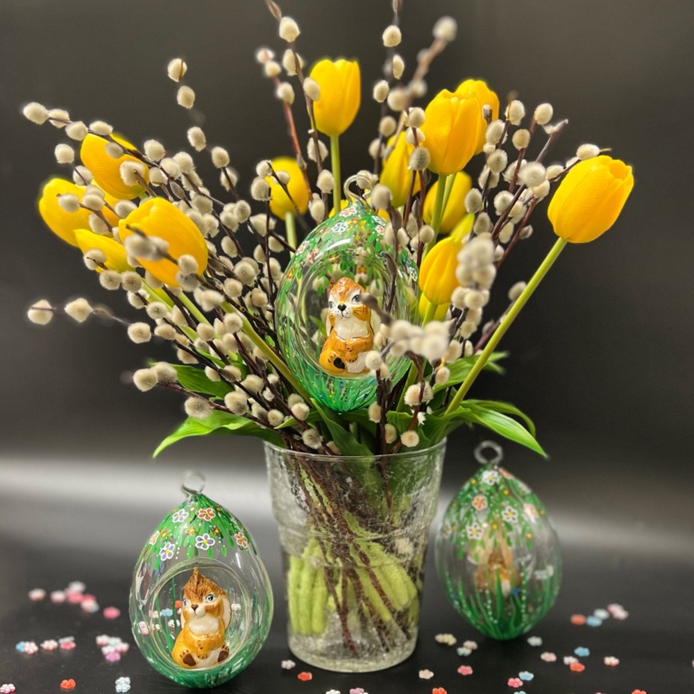 Jajko w kwiaty z brązowym królikiem