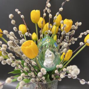 Jajko w kwiaty z białym królikiem
